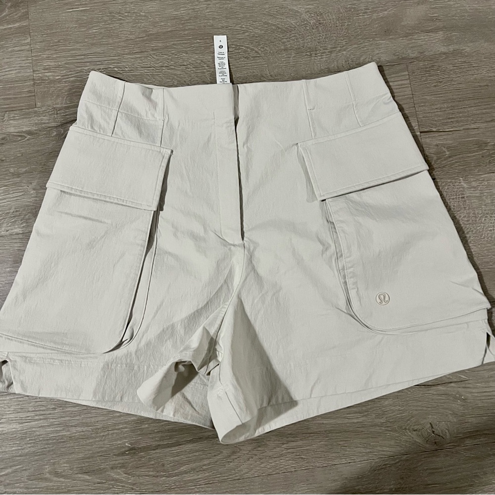 Lululemon Relaxed-Fit Super-High-Rise Cargo Short 4" - Picture 4 of 7